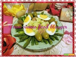 Insalata di asparagi e patate con uova sode, olive e tonno