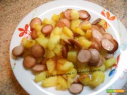PATATE E WURSTEL AL FORNO