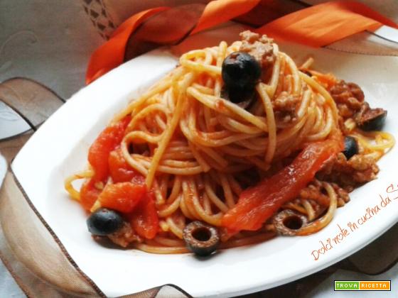 Spaghetti con peperoni grigliati salciccia e olive
