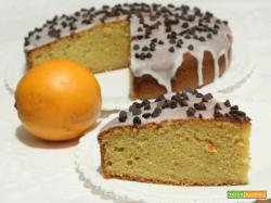 Torta  all'arancia ricoperta con glassa bianca e gocce di cioccolato
