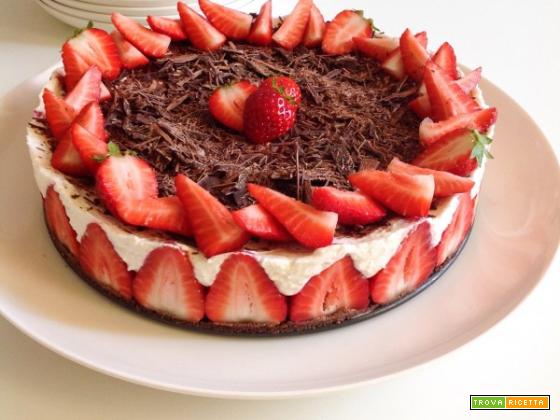 Cheesecake con fragole e cioccolato