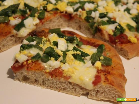 Pizza semintegrale con asparagi e uova