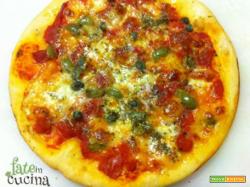 
Pizza Mediterranea con Capperi, Olive e Acciughe
