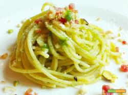 Spaghetti con pesto leggero e pancetta