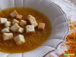 Zuppa ai germogli di soia e curcuma
