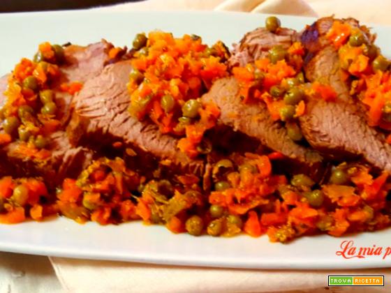 Vitello di carne con carote e piselli