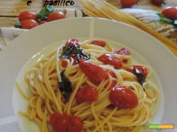 Spaghetti con datterini e basilico