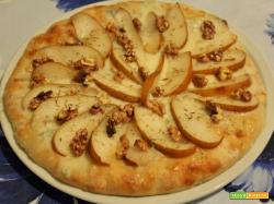 Pizza con gorgonzola, pere, noci e lievito madre