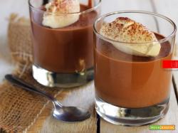 Mousse al cioccolato fondente, soffice e spumosa