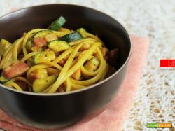 Pasta con zucchine e pancetta con curcuma