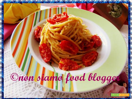 Spaghetti con pomodorini al forno e pangrattato