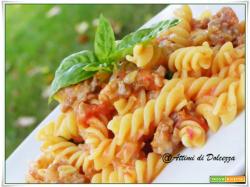 FUSILLI CON POMODORO FRESCO E SALSICCIA