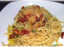 Spaghetti con pomodori secchi alici e pangrattato