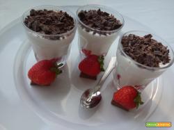 Dessert allo yogurt greco, panna, cioccolato e fragole