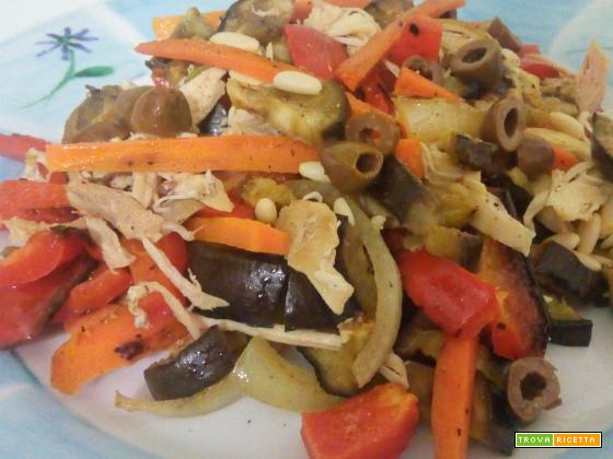 Insalata di pollo con verdure grigliate, pinoli ed olive taggiasche