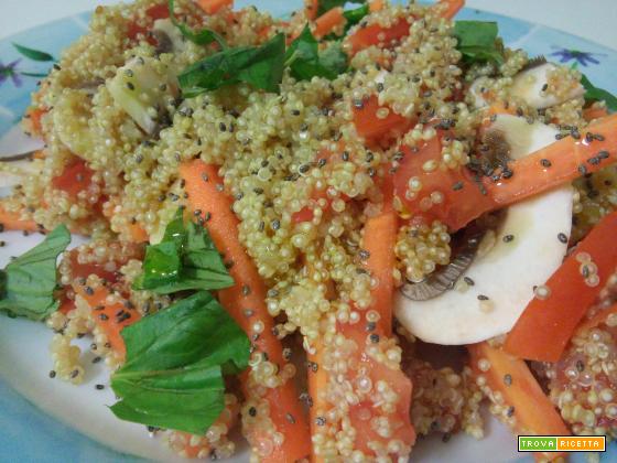 Insalata di quinoa con verdure crude e semi di chia