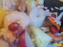 Insalata di riso con frutti di mare, verdura e melograno