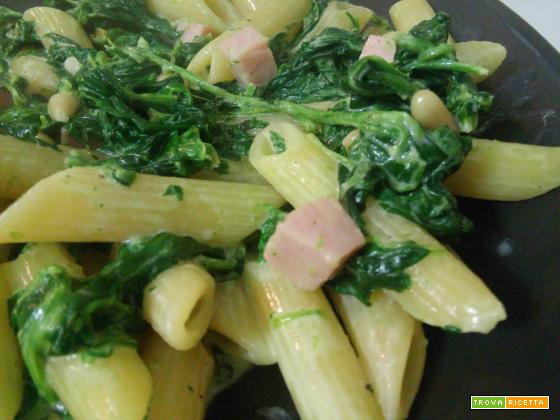 Pasta agli spinaci, prosciutto cotto, pinoli e mascarpone