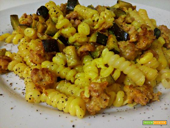 Pasta con salsiccia, zafferano e melanzane