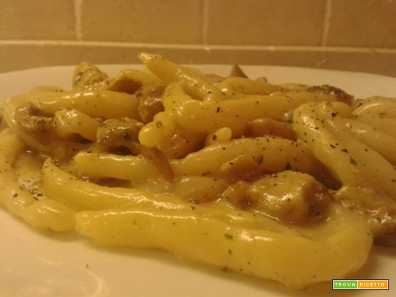 Pasta fresca (strozzapreti) con gorgonzola e funghi
