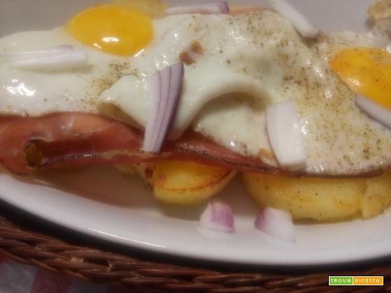 Uova con patate, cipolla e speck (all'ampezzana)