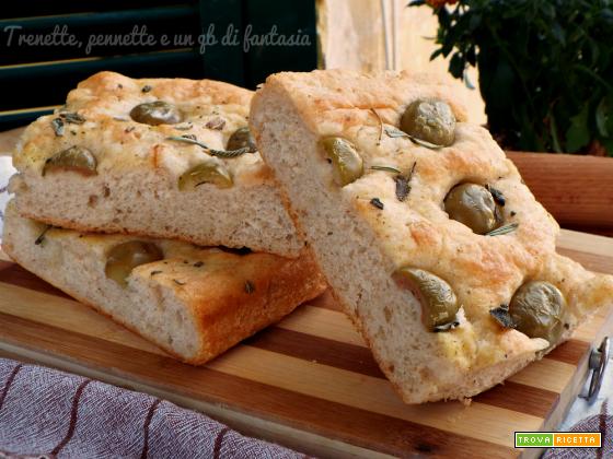 Focaccia morbida con olive verdi condite