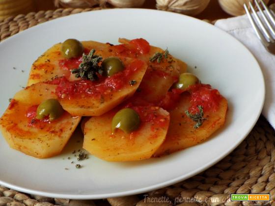 Patate con olive e salsa di pomodoro piccante