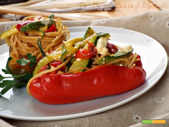 Peperoni ripieni con spaghetti integrali e verdure