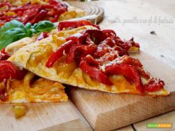 Pizza croccante con peperoni e paprika
