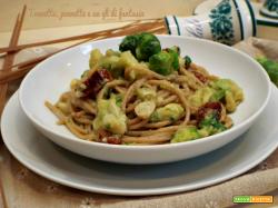 Spaghetti integrali con cavolini, broccolo e pomodorini secchi