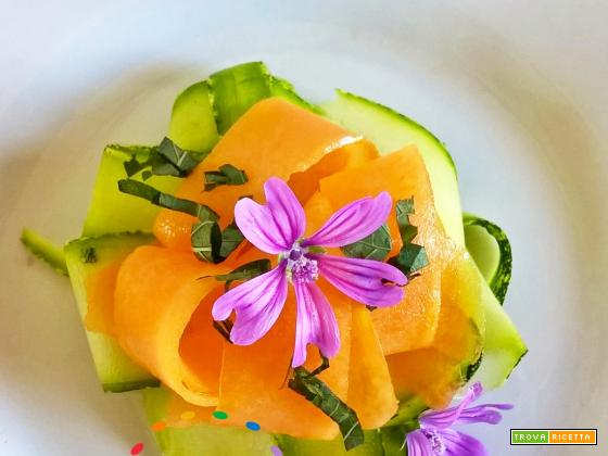 Insalatina fresca di Zucchine e Melone con foglie di Origano fresche o Melissa o Basilico