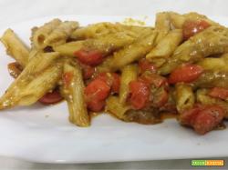 Penne con pesto, pomodorini e mandorle