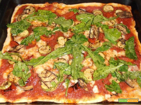 pizza con verdure grigliate e rucola