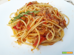 Spaghetti al tonno, pomodorini e rosmarino