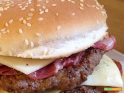 Hamburger gigante con fontina, pancetta croccante e salsiccia