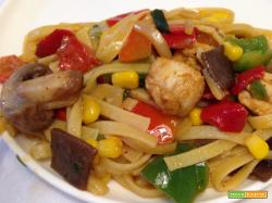 Noodles con pollo e verdure