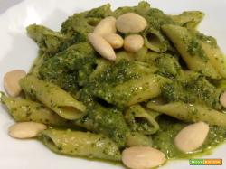 Penne al pesto di mandorle e basilico