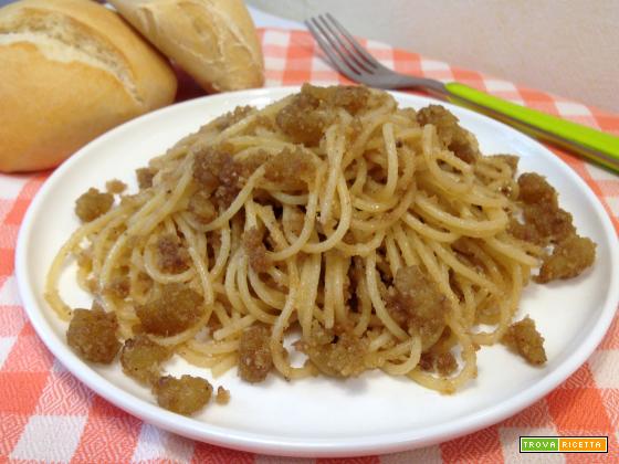 Spaghetti con la mollica e acciughe