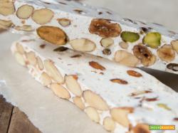 Torrone con mandorle e pistacchi