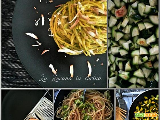 Spaghetti zucchine, curcuma e ricotta affumicata