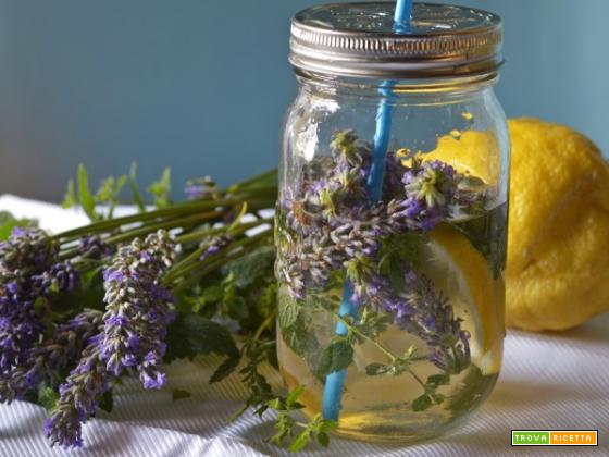 Acqua aromatizzata lavanda, menta e cedro: il toccasana dell’estate