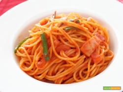 Spaghetti con peperoni, porri e pancetta affumicata