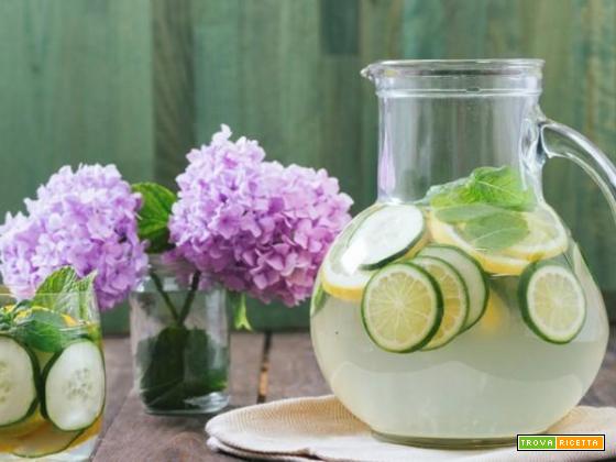 Acqua aromatizzata al limone, cetriolo e menta