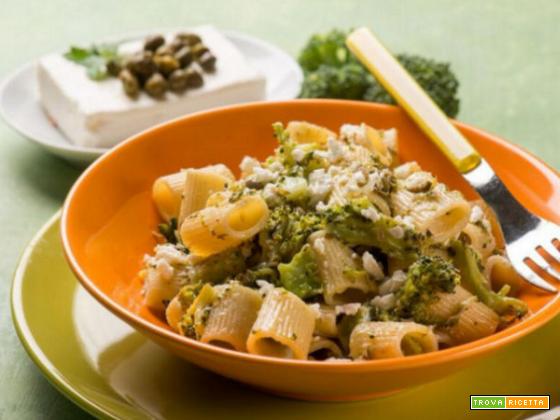 Pasta con feta, broccoli e capperi: prova con le mezzemaniche!
