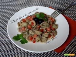 Pasta con pesto di olive nere e pomodori