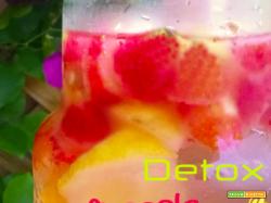 Acqua DETOX : ananas fragole e limone