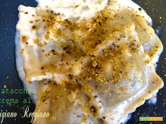 Ravioli al pistacchio con crema al Parmigiano Reggiano