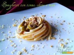 Spaghetti con tonno, olive e noci