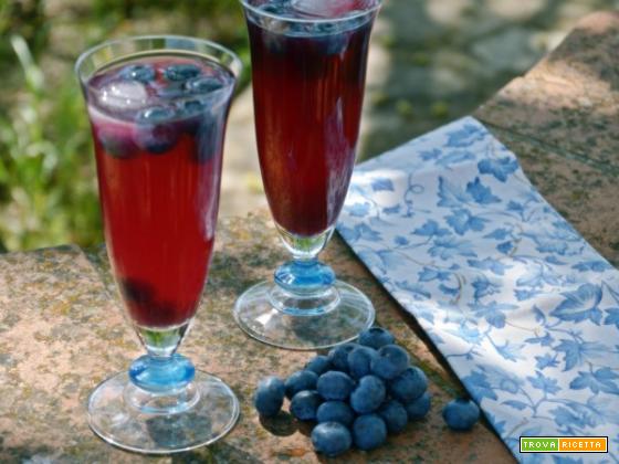 Acqua aromatizzata ai mirtilli: per rinfrescarsi con sapore!
