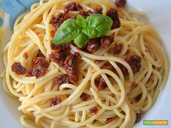 Spaghetti con pomodoro secco capuliato